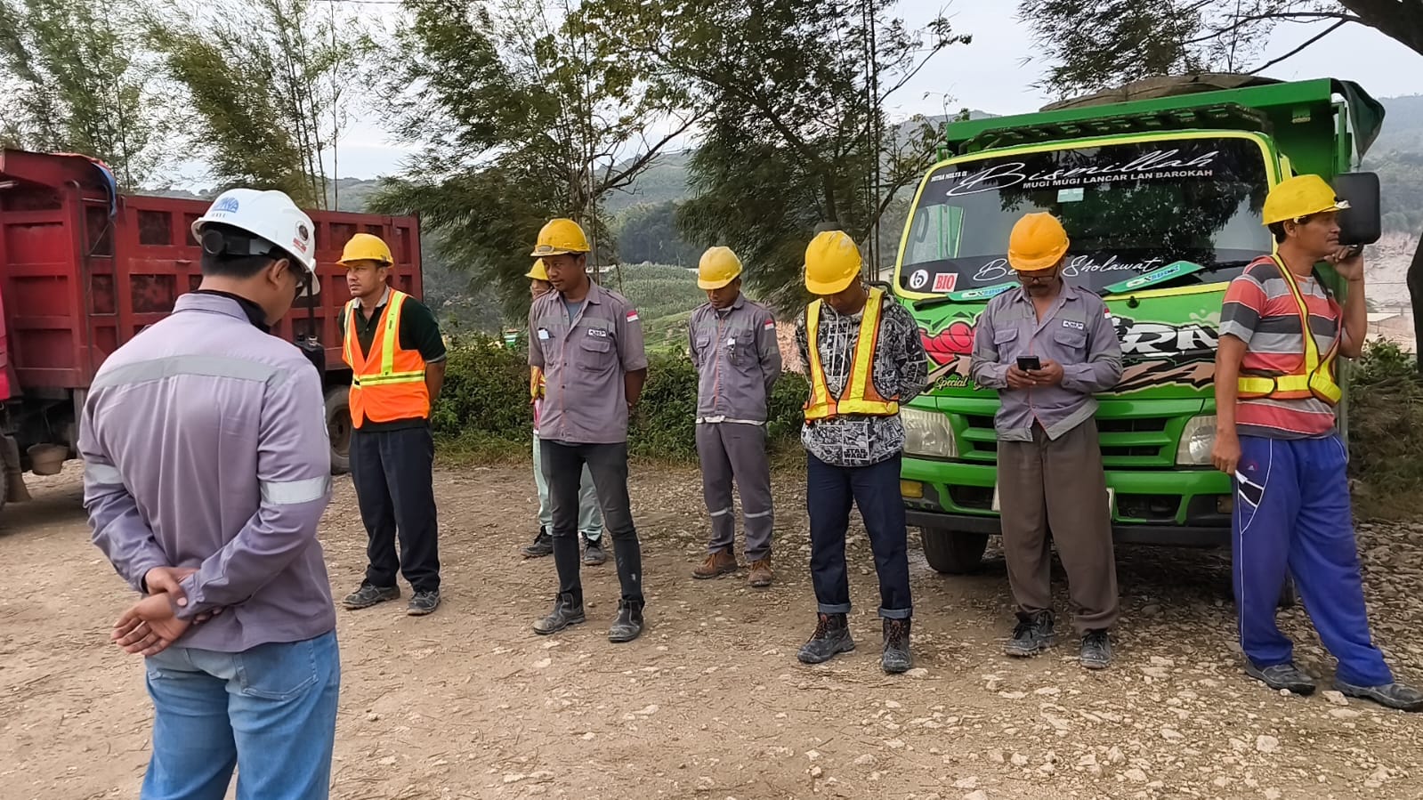dump-truck-bus-pariwisata-sanca-sumber-semen