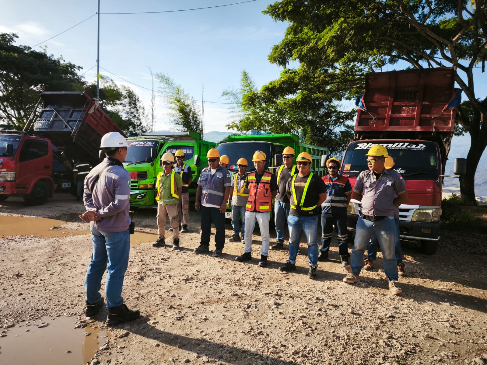 dump-truck-bus-pariwisata-sanca-sumber-semen