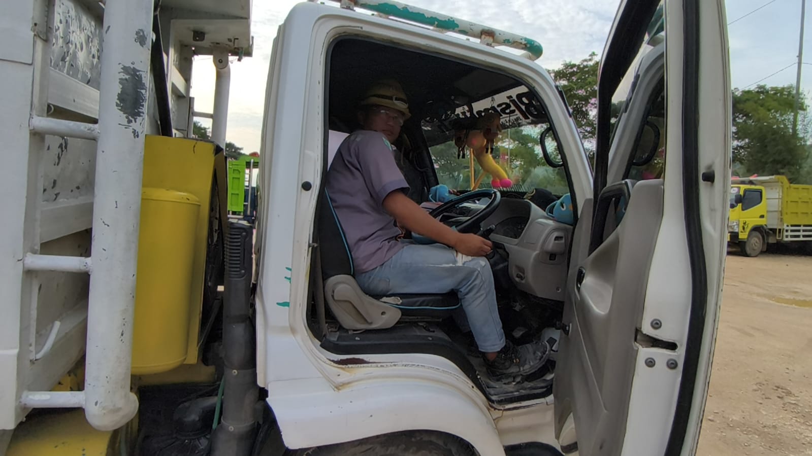 dump-truck-bus-pariwisata-sanca-sumber-semen