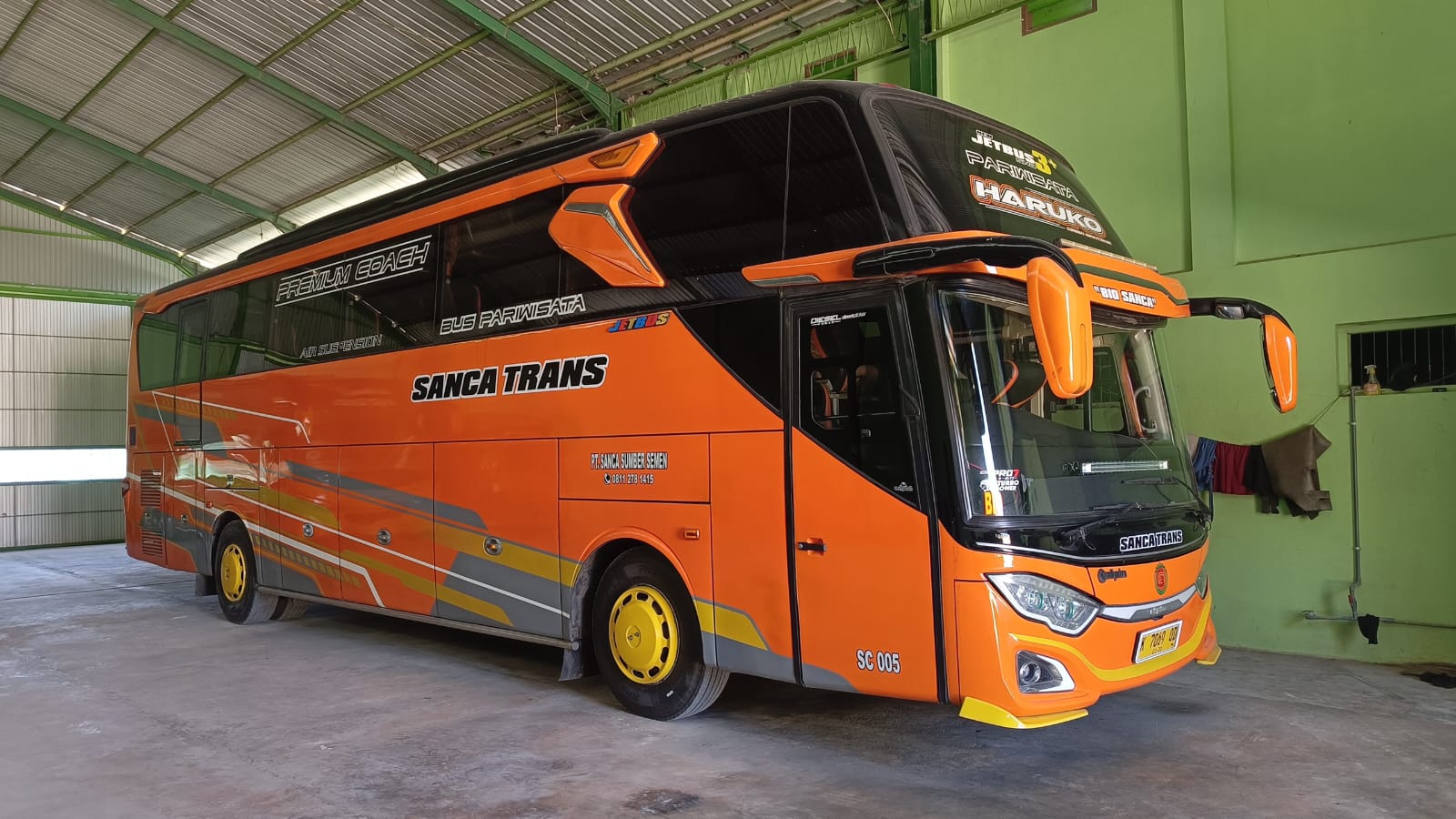 dump-truck-bus-pariwisata-sanca-sumber-semen