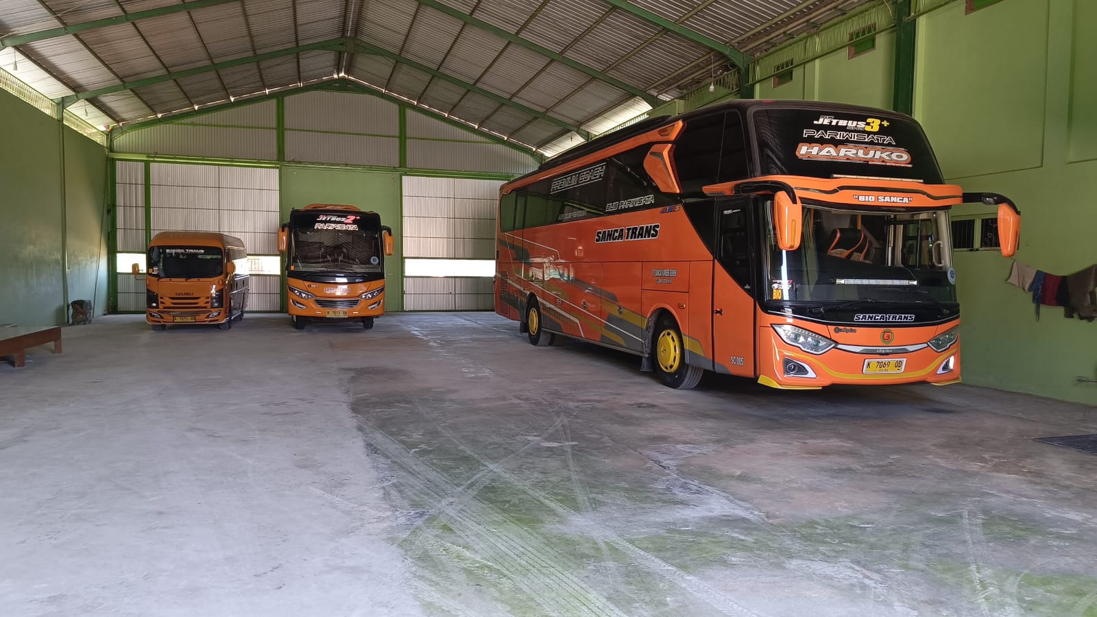 Bus pariwisata sanca trans PT Sanca Sumber Semen